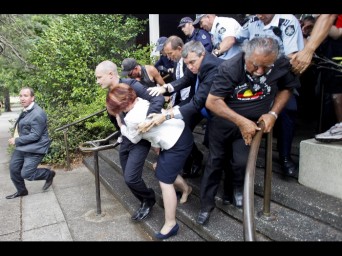 Australia: aborigeni furibondi mettono in fuga premier Gillard