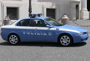Non ce la fa più a vederla soffrire e tenta di strangolarla, morta 72enne