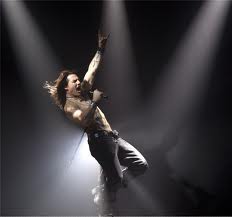Tom Cruise interpreta Stacee Jaxx nel musical "Rock of Ages", dal 22 giugno in Italia