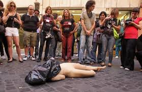 Stop alla vivisezione: a Roma simulate torture su animali davanti ai passanti sbigottiti Stop alla vivisezione: a Roma simulate torture su animali davanti ai passanti sbigottiti
