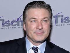 Alec Baldwin aggredisce brutalmente paparazzi sferrando un pugno al volto a uno di essi Alec Baldwin aggredisce brutalmente paparazzi sferrando un pugno al volto a uno di essi