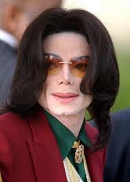 Michael Jackson: a tre anni dalla scomparsa i fan lo omaggiano con 10.000 rose sulla sua tomba Michael Jackson: a tre anni dalla scomparsa i fan lo omaggiano con 10.000 rose sulla sua tomba