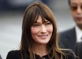 Carla Bruni: i chili in più sono dovuti alla dolce attesa, diventerà mamma per la terza volta Carla Bruni: i chili in più sono dovuti alla dolce attesa, diventerà mamma per la terza volta