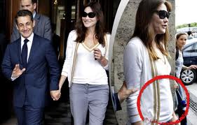 Carla Bruni: in arrivo un altro bebè? Ventre prominente per l'ex premiere dame Carla Bruni: in arrivo un altro bebè? Ventre prominente per l'ex premiere dame