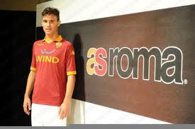 La Roma presenta la sua nuova maglia, riprese le tinte del passato La Roma presenta la sua nuova maglia, riprese le tinte del passato