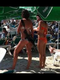 In bikini e con un mitra sulla spiaggia di Tel Aviv: sul web impazza foto di giovane israeliana In bikini e con un mitra sulla spiaggia di Tel Aviv: sul web impazza foto di giovane israeliana
