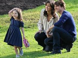 Tom Cruise: per il National Enquirer è un mostro, avrebbe torturato moglie e figlia Tom Cruise: per il National Enquirer è un mostro, avrebbe torturato moglie e figlia