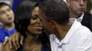 Barack Obama bacia appassionatamente Michelle durante partita di basket Barack Obama bacia appassionatamente Michelle durante partita di basket