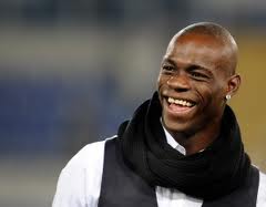 Mario Balotelli dimentica la Fico e flirta con Vanessa Lawrens Mario Balotelli dimentica la Fico e flirta con Vanessa Lawrens