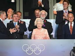 Olimpiadi di Londra: spettacolare inaugurazione, Elisabetta II nei panni di Bond Girl Olimpiadi di Londra: spettacolare inaugurazione, Elisabetta II nei panni di Bond Girl