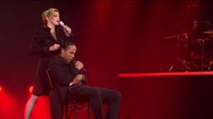 Madonna delude i fan all'Olympia di Parigi: nessun live acustico, molti fischi Madonna delude i fan all'Olympia di Parigi: nessun live acustico, molti fischi