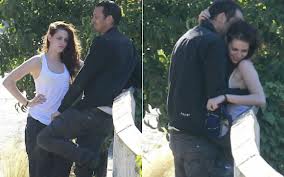 Kristen Stewart, vampira fedifraga: ha tradito Robert Pattinson con un regista 41enne Kristen Stewart, vampira fedifraga: ha tradito Robert Pattinson con un regista 41enne