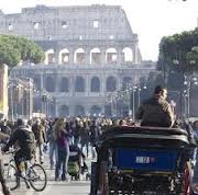Roma: militante animalista segnala una botticella troppo carica, rissa ai Fori Imperiali Roma: militante animalista segnala una botticella troppo carica, rissa ai Fori Imperiali