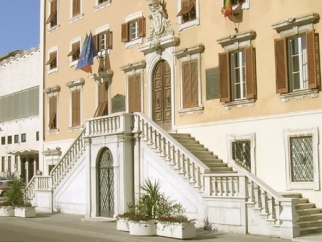 La facciata del Palazzo Comunale