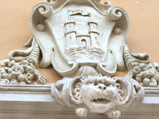 Il frontone sul Palazzo Comunale con lo stemma del Comune di Livorno